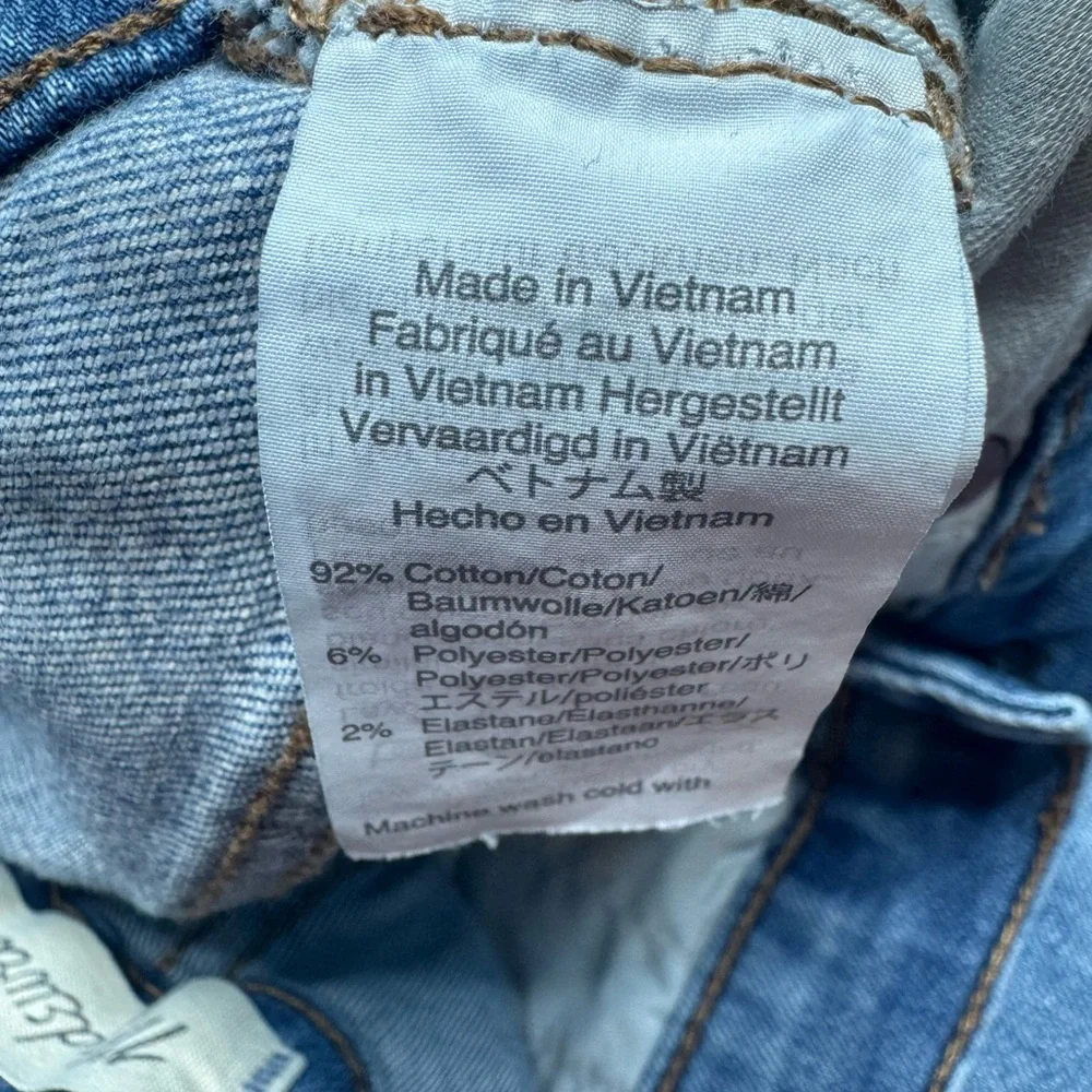 Madewell Petite Cali Demi-Boot Jeans in Bess Wash: Button-Front Edition - Picture 8 of 10